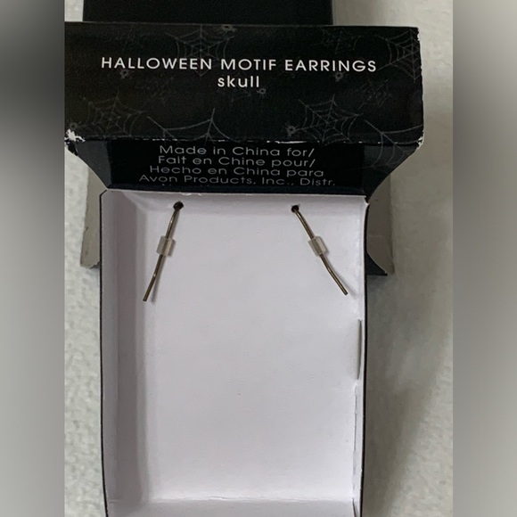 AVON 2012 HALLOWEEN SKULL EARRINGS - Picture 5 of 5